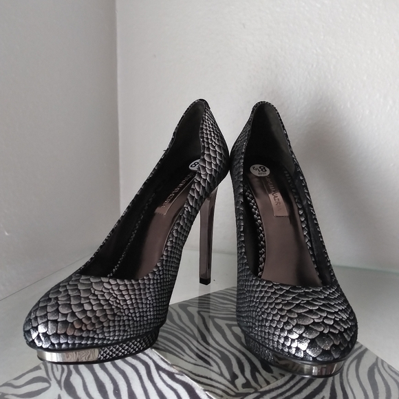 BCBGMaxazria Platform Pump - Picture 1 of 5